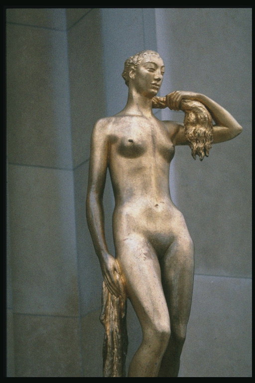Sculpture. Meztelen lány