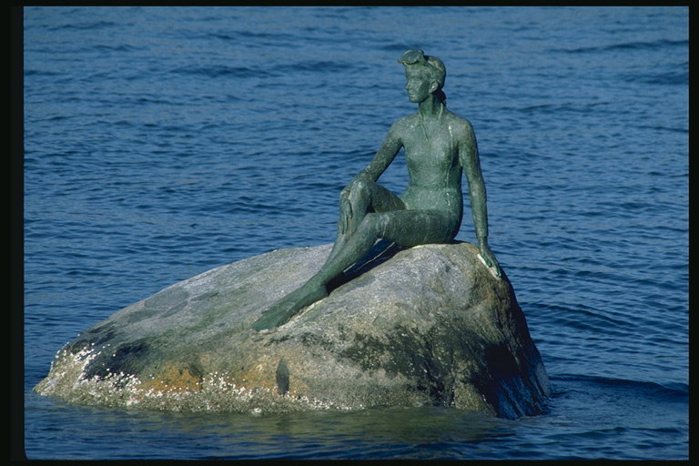 समुद्र के लिए एक स्मारक. पत्थर पर लड़की