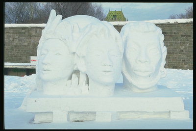 Família. Estatues fetes de material en blanc