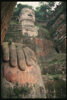 Каменный бог. Памятник на скале