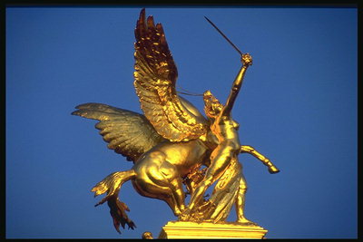 Ett monument över gudinna, och en häst med vingar av gyllene färg