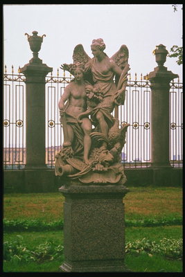 Sculptura. Nud de femei şi un înger