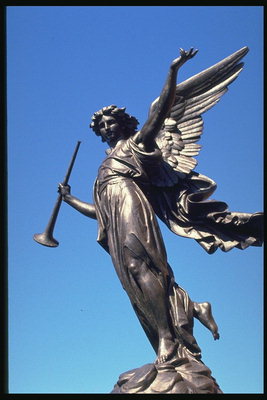 Bronze engel med en fløjte i hænderne på