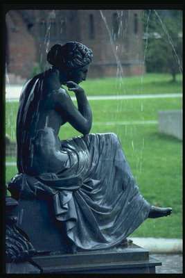 Skulptur. En kvinna på en piedestal