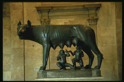 Skulptur. Moderen ulv og to brødre