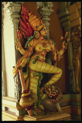 Indian menina em ritual traje