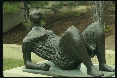 彫刻。 横たわる男