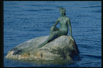 Een monument voor de zee. Het meisje op steen