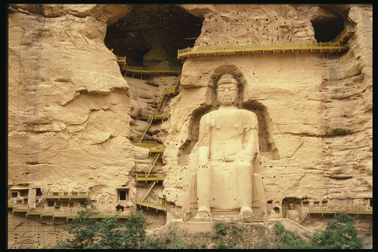 Buda estátua na parede do templo