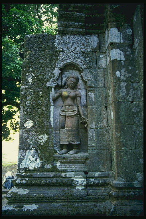 A estatua dunha garota na Parede