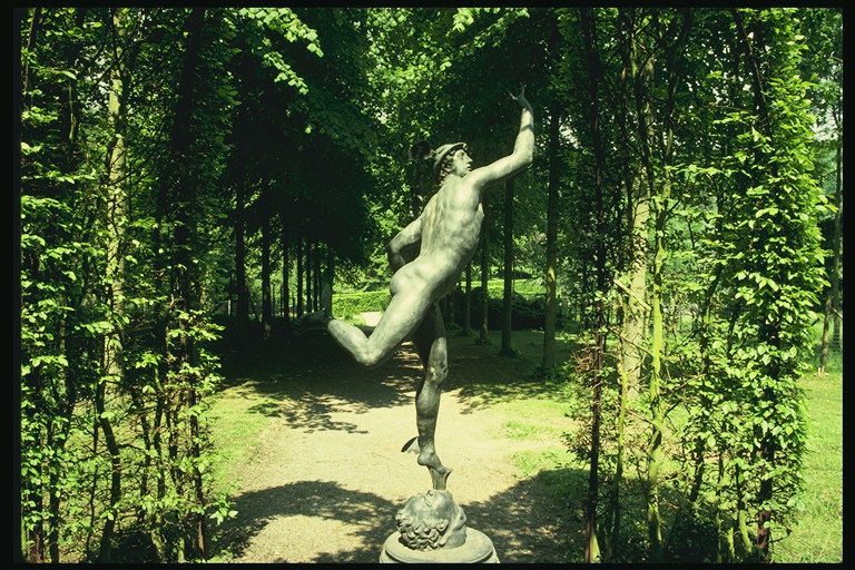 Skulpture running man