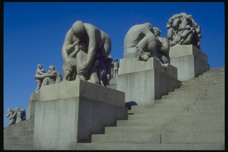 הפסלים על המדרגות במגוון צורות יוצאות דופן