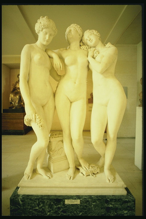 Statues három meztelen lányok