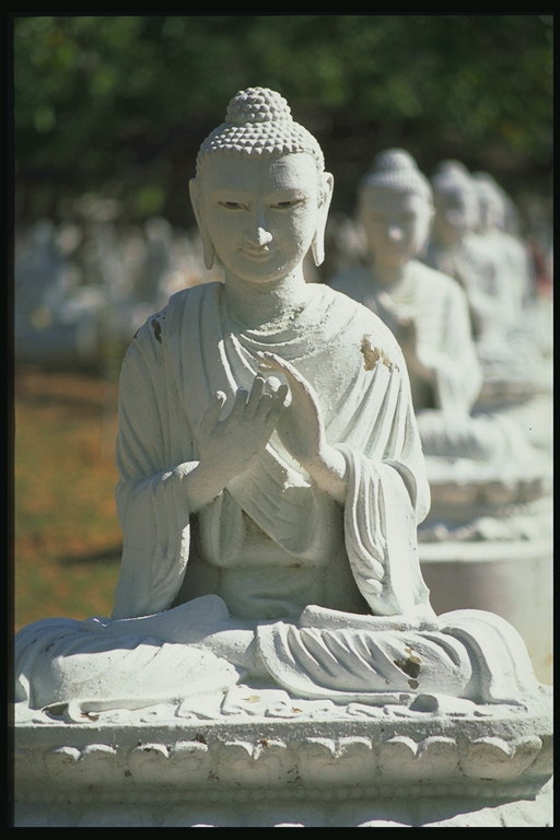 Statuen av en jente i lotus positur