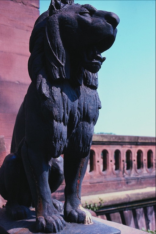 Estátua de leão nas cores escuras