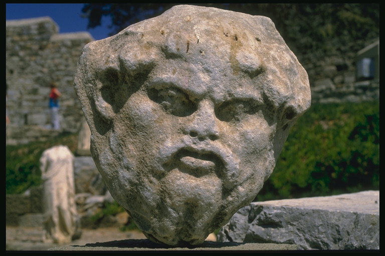 Paveikslėlis žmogaus galvą ant akmens