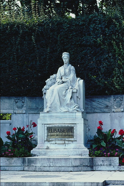एलिजाबेथ की एक मूर्ति