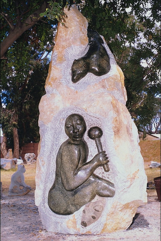Display alb-negru de femei pe o piatră de lumină. Bot de câine