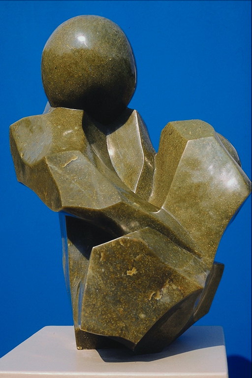 Une sculpture sur pierre. Composition avec boule