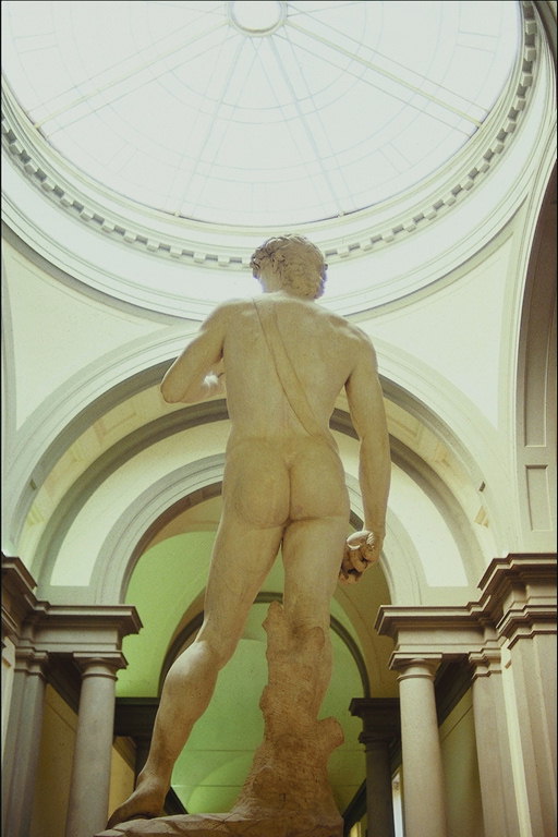 Het standbeeld van de jonge mannen met tape over zijn schouder