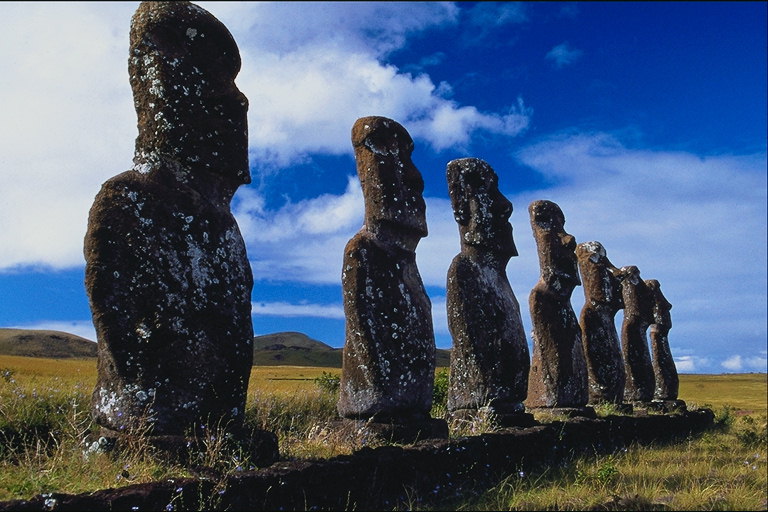 Eine Reihe von Statuen, die Götter. Easter Island