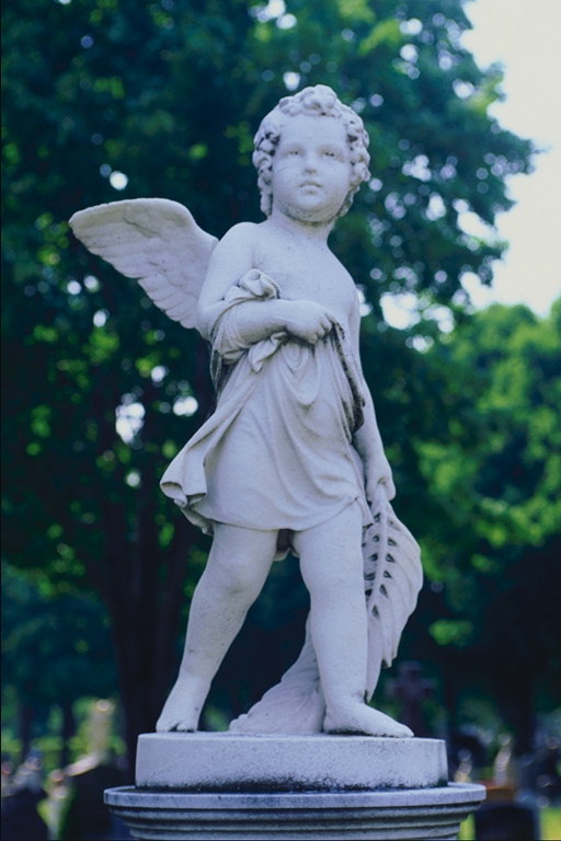 La estatua de un ángel con una de las ramas de helecho en manos de