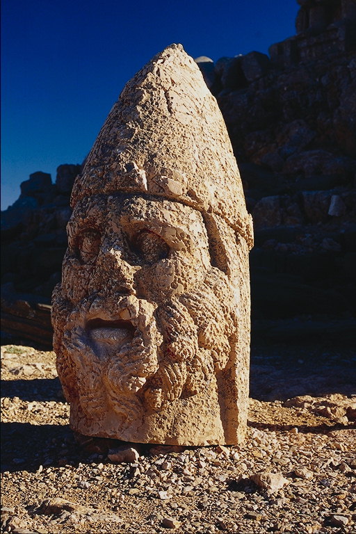 La testa di un guerriero di pietra