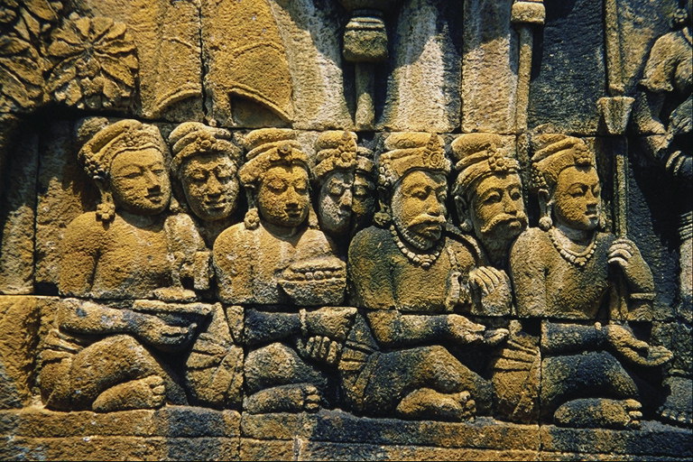 As figuras esculpidas na parede de persoas