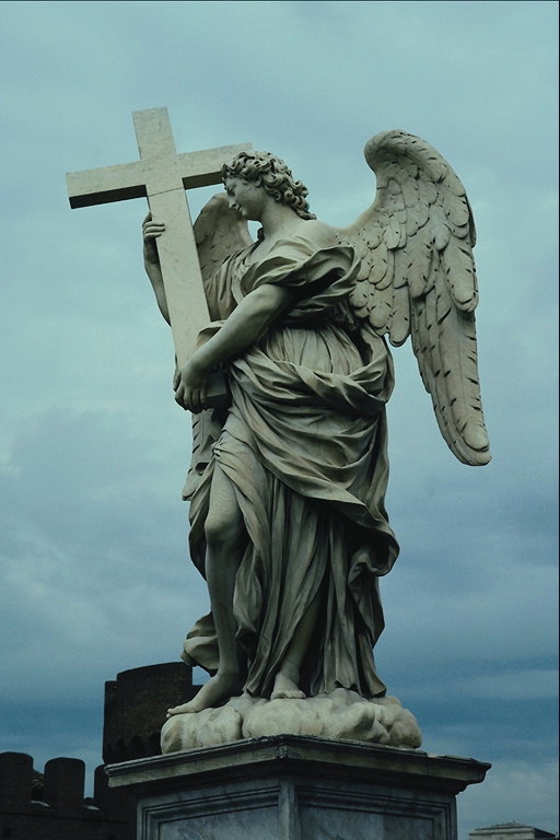 Angel na podstavec s křížem v ruce