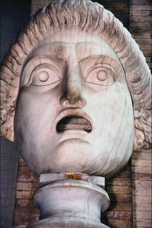Uma estátua representando o horror no rosto