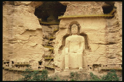 Статуя на Буда в стената на храма