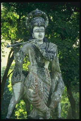 Batang babae na may isang plauta. Statue