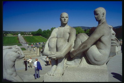Bland skulpturerna i parken. Två pojkar sitter posture