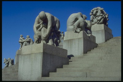 Skulpture na stopnicah v različnih nenavadnih oblik