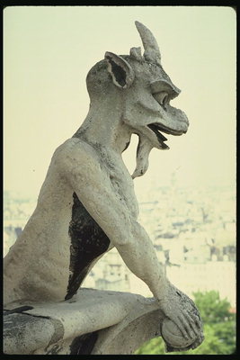 En av monstre i en katedral av Vår Frue av Paris