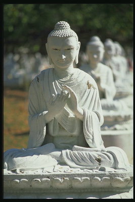 La statue d\'une jeune fille pose en lotus