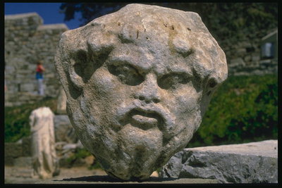 De afbeelding van het menselijk hoofd op een steen