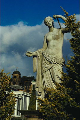 Скулптура жене