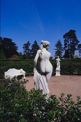Скульптуры в парке. Обнаженная спина девушки