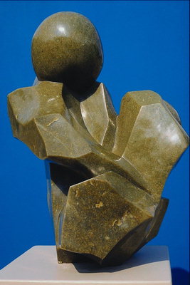 Een stenen sculptuur. Samenstelling met bal