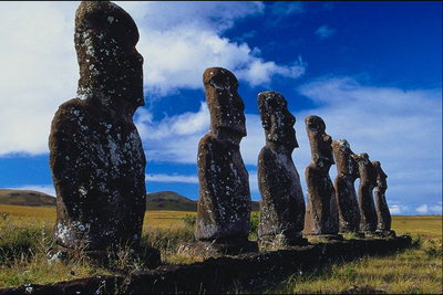 Unha serie de estatua, os deuses. Illa de Pascua
