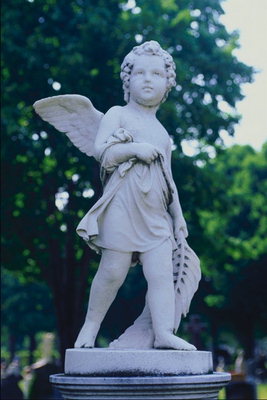 Het standbeeld van een engel met een tak van varen in de handen van