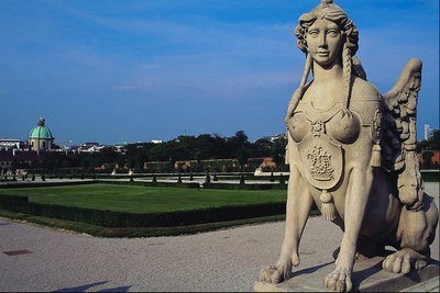 Скулптура момиче с лъв тялото и крилата