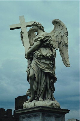 Angel į pedestal su kryžiumi į rankas