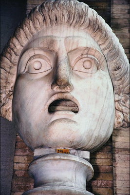 Una estatua que representa el horror en la cara