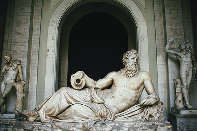 Composición das estatua. O home na cama cunha caneca