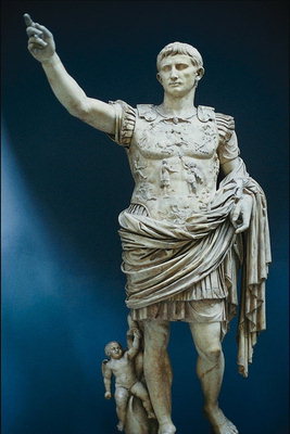 יוליוס קיסר ב צבאיים השמלה עם המלאך לעבר הרגליים של