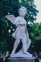 El in eğreltiotu bir kolu ile bir melek bir heykel