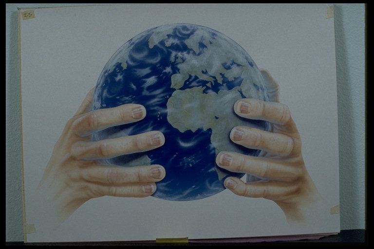 Erde in den Händen des Menschen