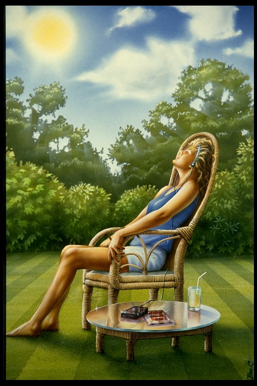 Момичето споделя печене на слънце върху тревата в стола